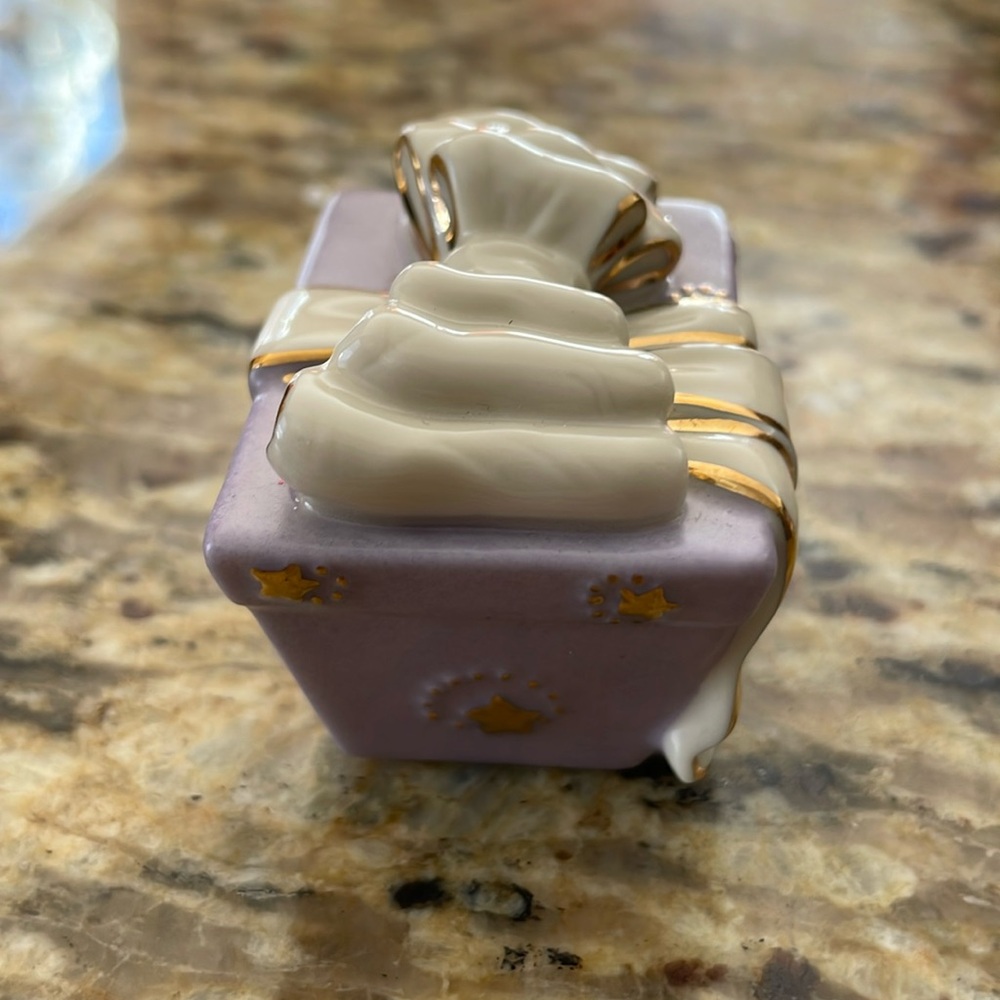 🌎 Lenox Holiday Traditions Lavender Present - Picture 5 of 14